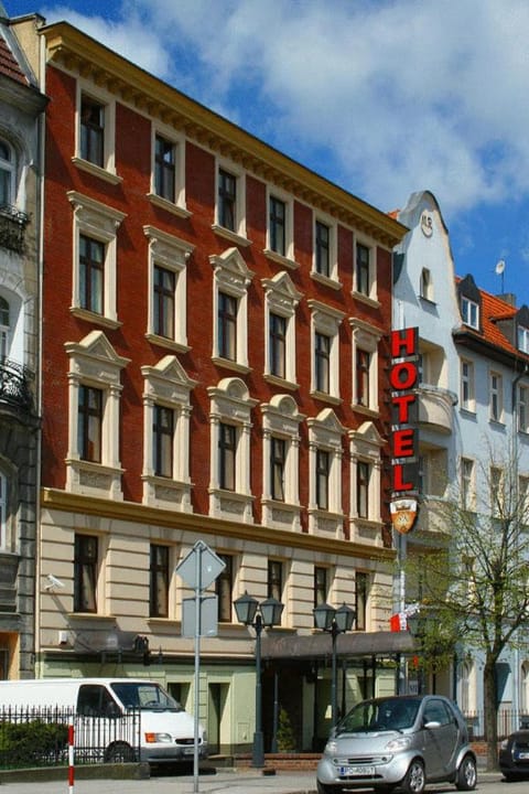 Property building, Day