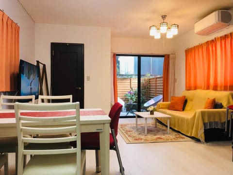 Communal lounge/ TV room, TV and multimedia, Living room, Seating area, Dining area, air conditioner