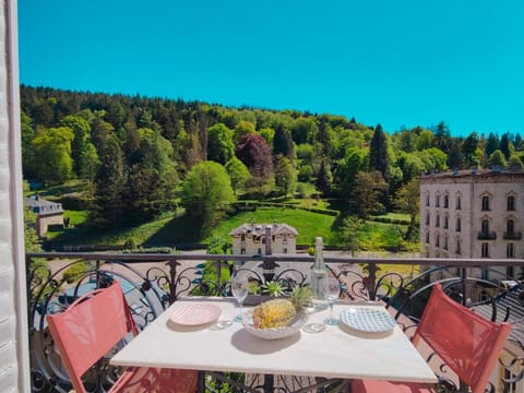 Spring, Day, Natural landscape, View (from property/room), Balcony/Terrace, Dining area, Mountain view