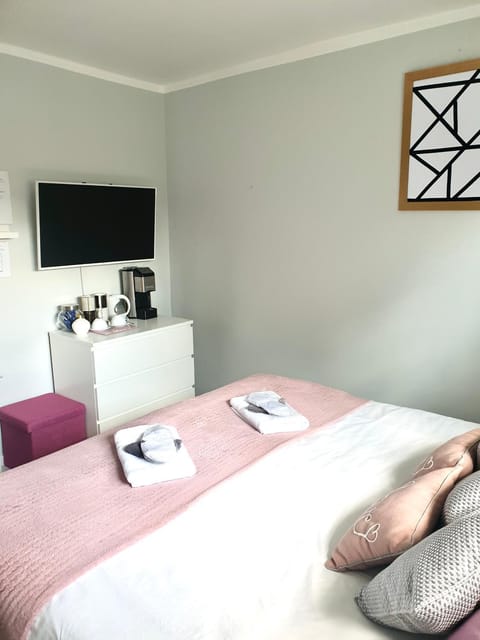 Bed, TV and multimedia, Food and drinks, Other, Photo of the whole room, Bedroom, Non alcoholic drinks, towels