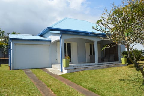 Property building, Facade/entrance, Garden