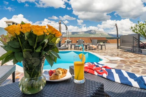 Patio, BBQ facilities, Garden, Balcony/Terrace, Decorative detail, Evening entertainment, City view, Garden view, Mountain view, Pool view, Swimming pool, Entertainment