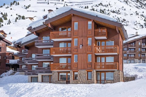 Property building, Nearby landmark, Day, Natural landscape, Winter, Mountain view