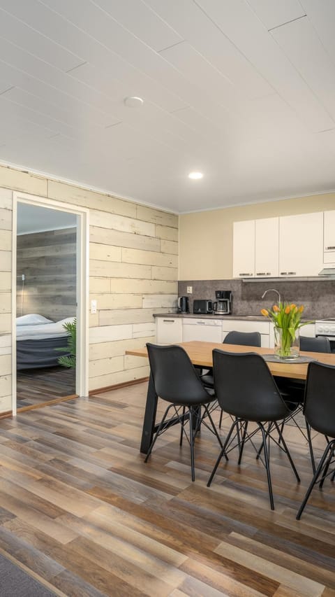 Bed, Kitchen or kitchenette, Dining area