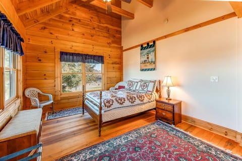 Longview Lodge House in Lake Anna