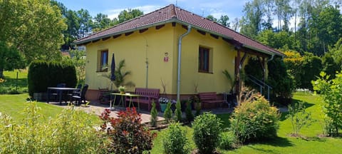 Property building, Garden, Balcony/Terrace