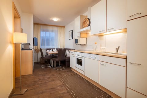 TV and multimedia, Coffee/tea facilities, Kitchen or kitchenette, Living room, Seating area, Dining area