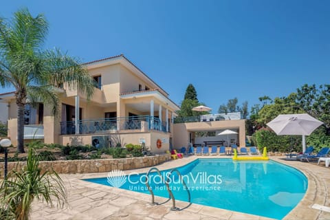 Exceptional Large Villa, FREE HEATED Pool 1 NOV - 15 JAN, Privacy,Prime Location Villa in Peyia