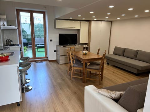 Kitchen or kitchenette, Living room, Seating area, kitchen