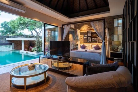 TV and multimedia, Living room, Seating area, Evening entertainment, Pool view