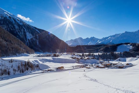 Natural landscape, Activities, Activities, Winter, Ski School, Skiing, Hiking, Mountain view