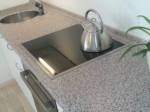 Coffee/tea facilities, Kitchen or kitchenette, stove