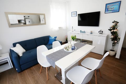 Communal lounge/ TV room, TV and multimedia, Living room, Seating area, Dining area