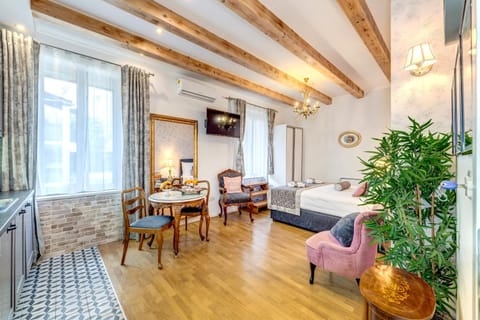 Bed, TV and multimedia, Photo of the whole room, Dining area