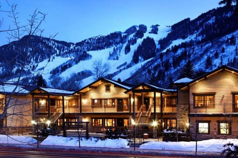 Innsbruck Aspen Deluxe Two-Bedroom Suite 1 w/ Hot tub, Centrally located House in Aspen