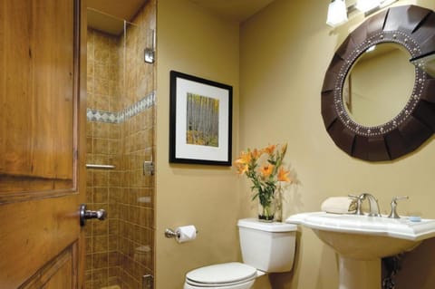 Innsbruck Aspen Deluxe Two-Bedroom Suite 1 w/ Hot tub, Centrally located House in Aspen