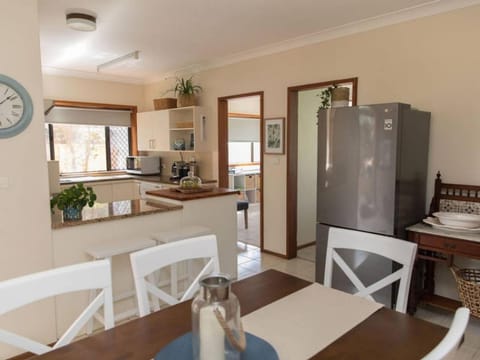 Kitchen or kitchenette, Seating area, Dining area, minibar, pet friendly, stove