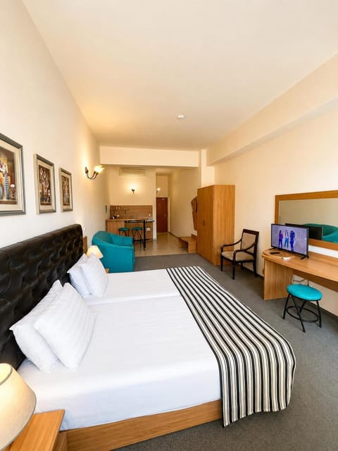 Property building, Communal lounge/ TV room, Bed, TV and multimedia, Kitchen or kitchenette, Living room