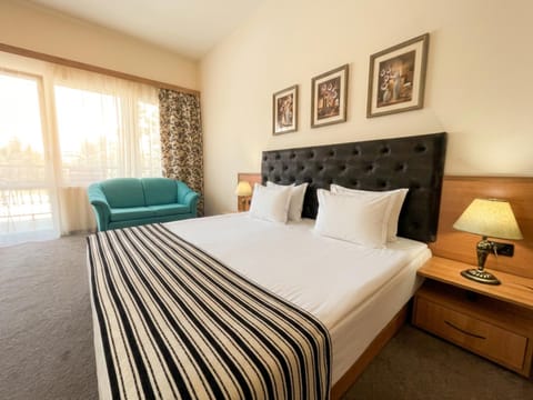 Bed, Living room, Photo of the whole room, Seating area, Bedroom