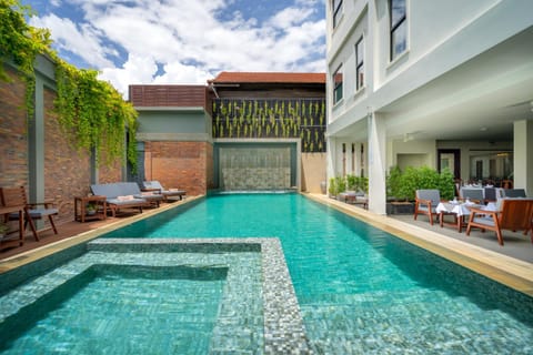 Property building, Day, Hot Tub, Pool view, Swimming pool, Swimming pool, sunbed