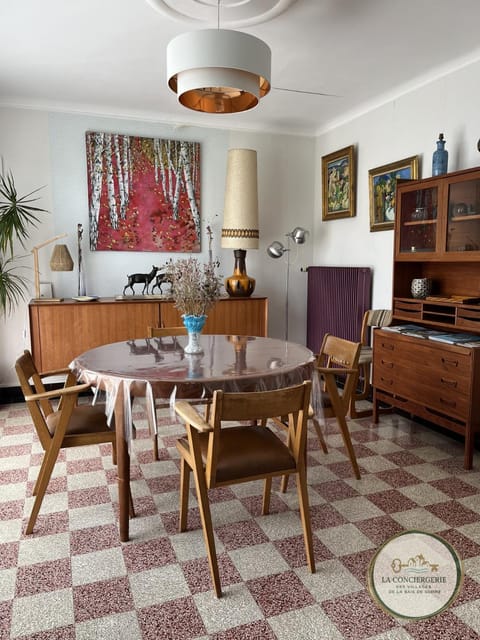 Seating area, Dining area