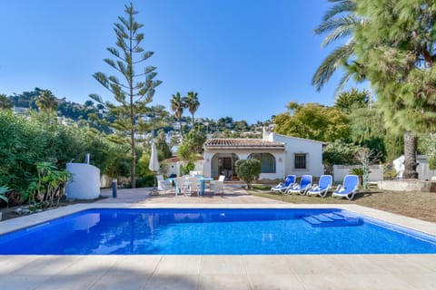 Property building, Swimming pool, sunbed