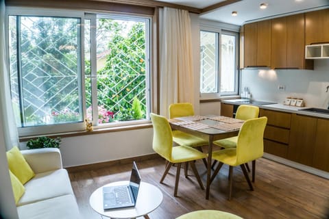 Kitchen or kitchenette, Living room, Seating area, Dining area
