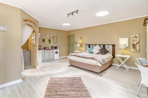 Coffee/tea facilities, Kitchen or kitchenette, Living room, Photo of the whole room, Bedroom