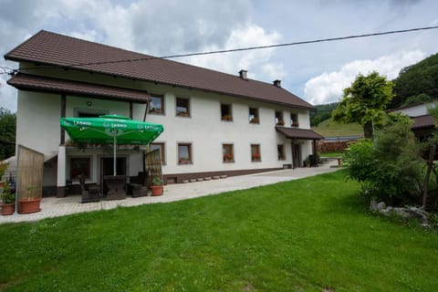 Property building, Facade/entrance, Natural landscape, Garden, Garden view