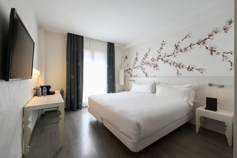 Bed, TV and multimedia, Photo of the whole room, Bedroom