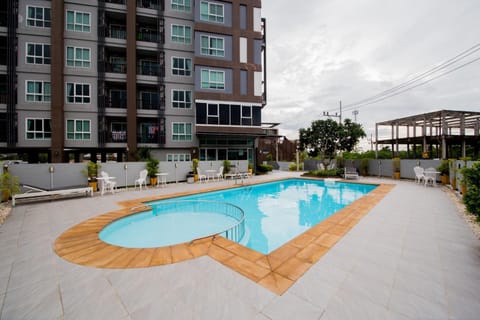 Property building, Day, Pool view, Swimming pool, sunbed
