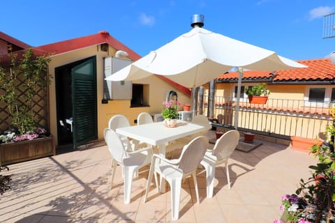 Patio, Balcony/Terrace, Balcony/Terrace, Seating area, City view, Lunch