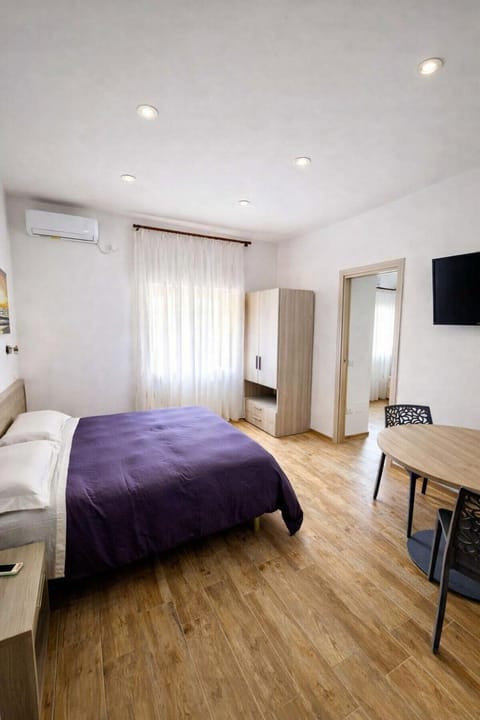 Bed, TV and multimedia, Photo of the whole room, Seating area, Bedroom, wardrobe, air conditioner