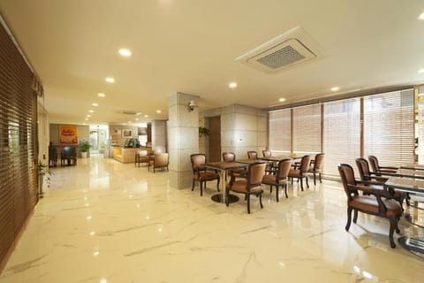 Restaurant/places to eat, Banquet/Function facilities, Seating area, air conditioner