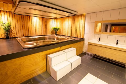Hot Tub, Hot Tub, Spa and wellness centre/facilities