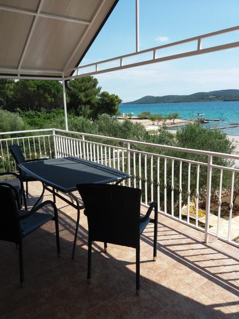 Day, Natural landscape, Seating area, Dining area, Sea view