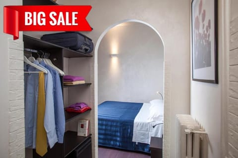 Photo of the whole room, Bedroom, wardrobe