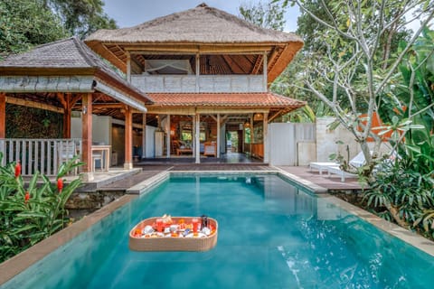 Property building, Patio, Spring, Day, Garden, Food and drinks, Food, Garden view, Pool view, Swimming pool, sunbed