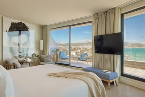 Bed, TV and multimedia, View (from property/room), Balcony/Terrace, Bedroom, Sea view