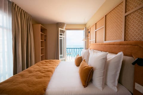 Photo of the whole room, Sea view