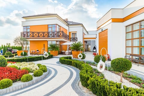 Property building, Spring, Day, Garden, Garden view