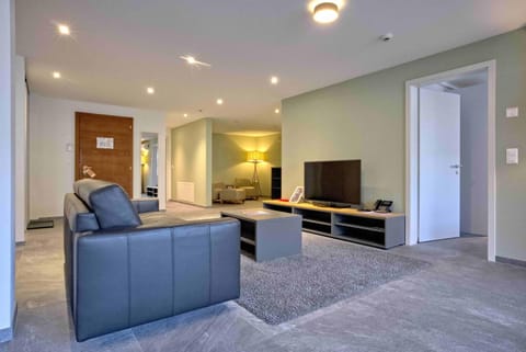 TV and multimedia, Living room, Seating area, internet, air conditioner