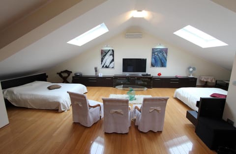 TV and multimedia, Living room, Seating area, Bedroom