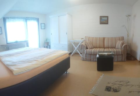 TV and multimedia, Living room, Photo of the whole room, Seating area, Bedroom