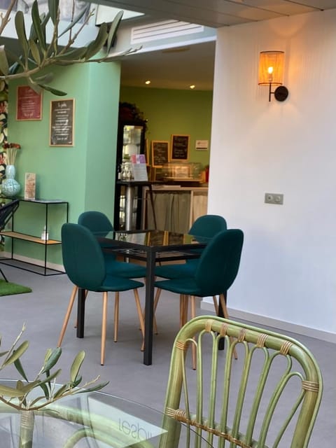 Lobby or reception, Food and drinks