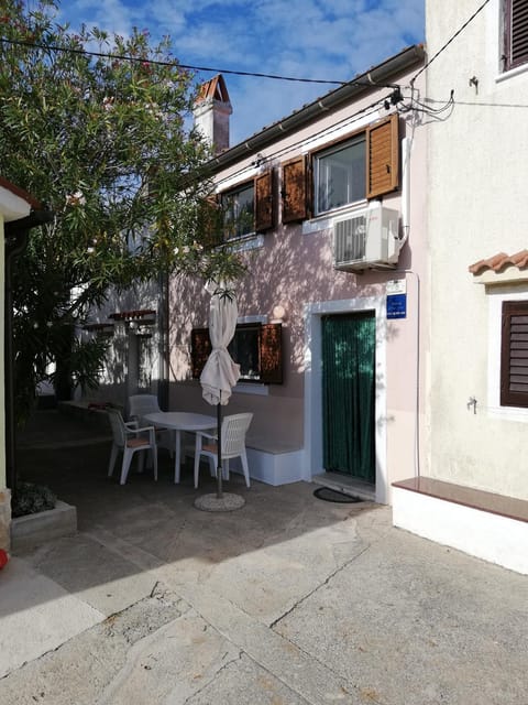 Patio, Facade/entrance
