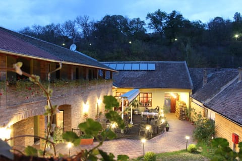 Restaurant/places to eat, Facade/entrance