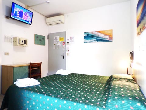 Bed, TV and multimedia, Photo of the whole room, Bedroom, towels, air conditioner