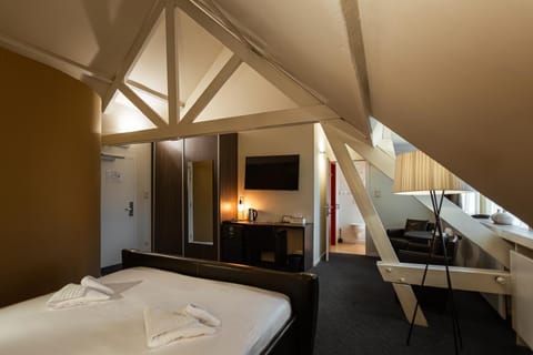 Bedroom, towels, wardrobe