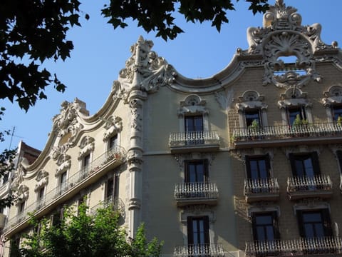 Property building, Facade/entrance, Decorative detail, Landmark view